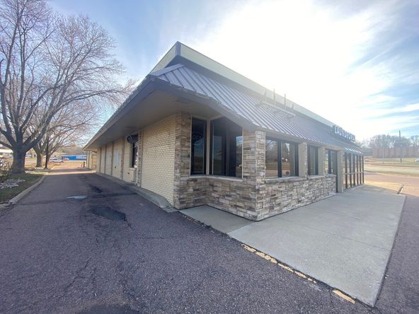 Gordon Dr Drive-Thru : 4243 Gordon Dr (drive-thru), Sioux City, IA 51106